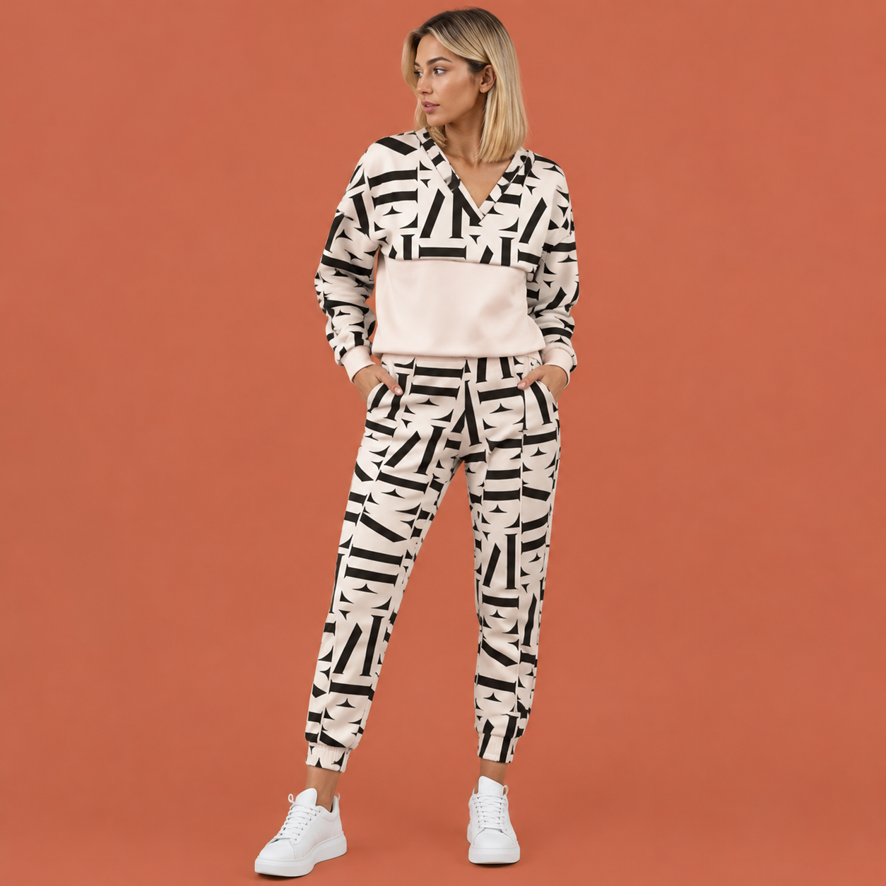 Dames outdoor set in wit met minimalistisch design, zacht en comfortabel voor casual en stijlvolle outfits.