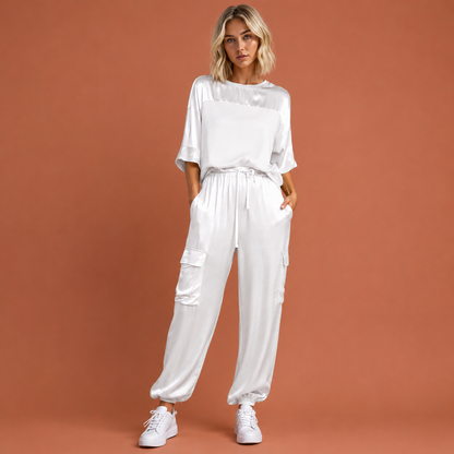 Dames satijnen set in wit met minimalistisch design, zacht en comfortabel voor casual en stijlvolle outfits.