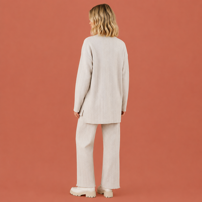 Dames set in wit met minimalistisch design, zacht en comfortabel voor casual en stijlvolle outfits.