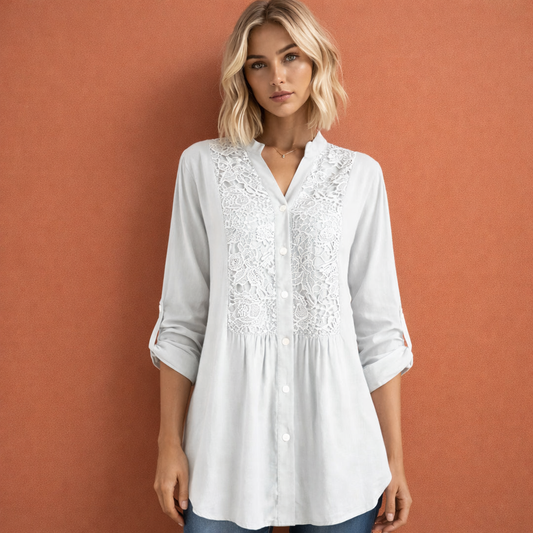 Dames tuniekblouse in wit met minimalistisch design, zacht en comfortabel voor casual en stijlvolle outfits.