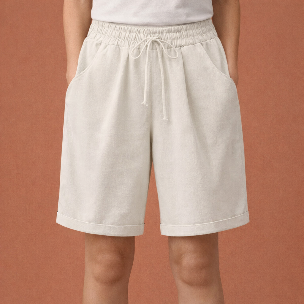 Dames zomer shorts in wit met minimalistisch design, zacht en comfortabel voor casual en stijlvolle outfits.