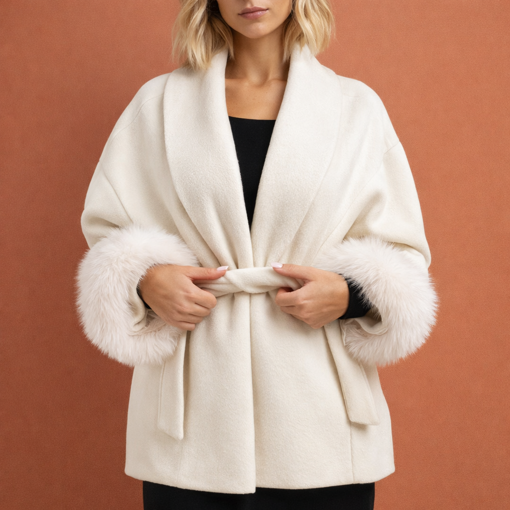 Witte elegante lange damesmantel met comfortabele pasvorm, geschikt voor dagelijks gebruik en formele gelegenheden.