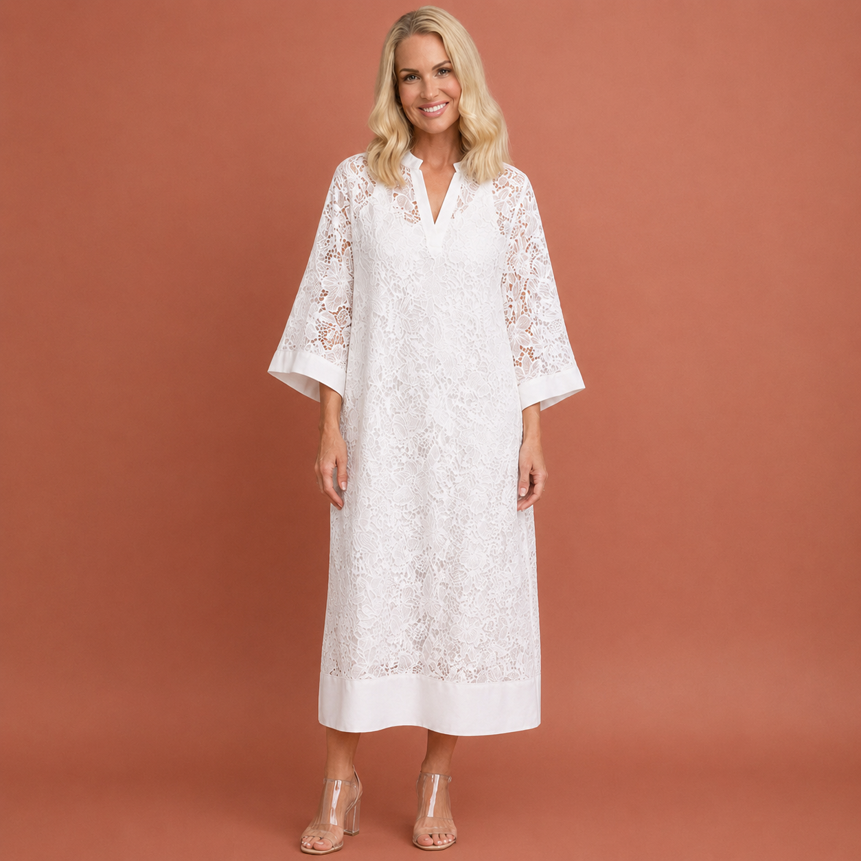Dames zomerjurk in wit met minimalistisch design, zacht en comfortabel voor casual en stijlvolle outfits.