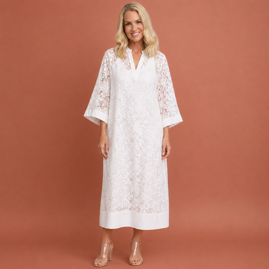 Dames zomerjurk in wit met minimalistisch design, zacht en comfortabel voor casual en stijlvolle outfits.
