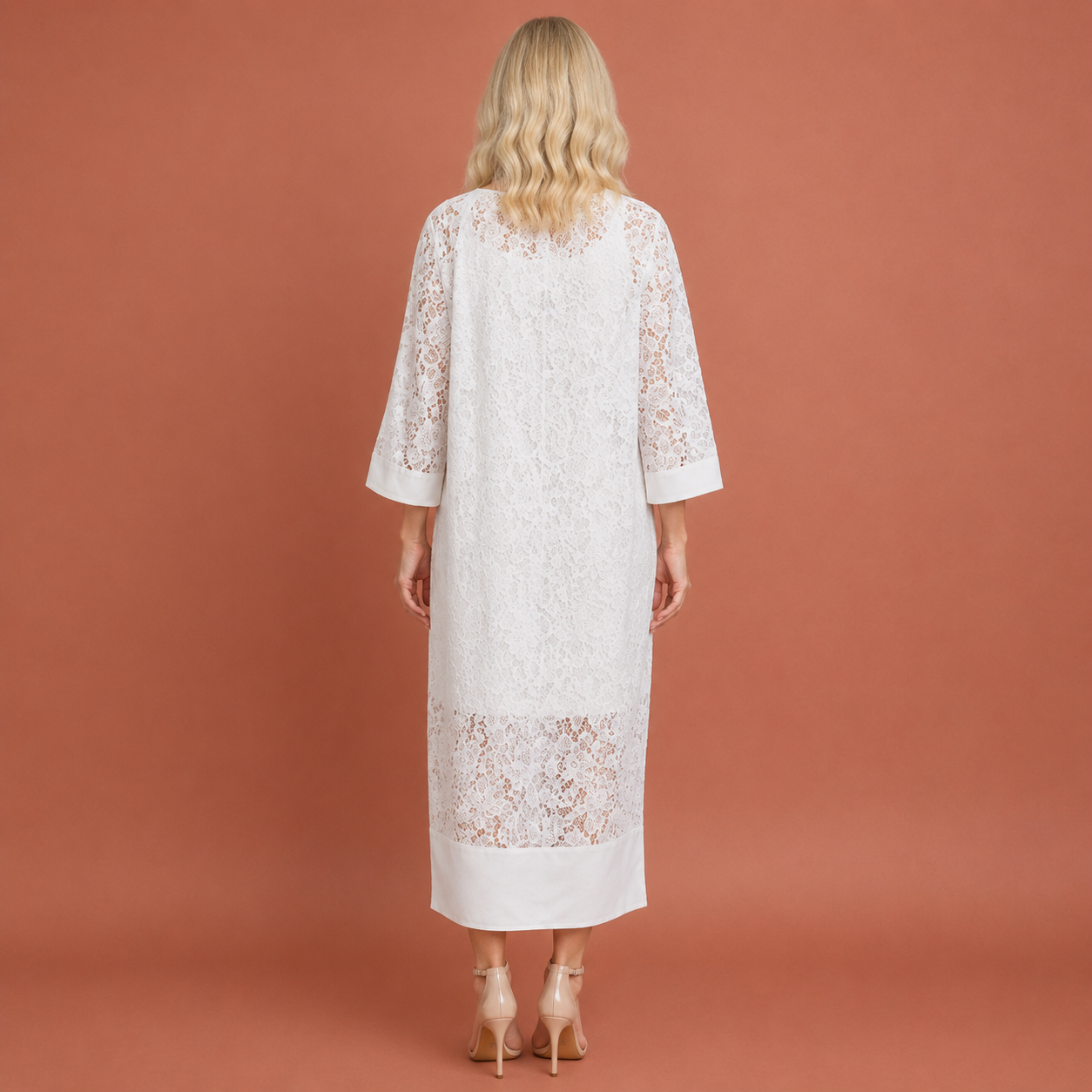 Dames zomerjurk in wit met minimalistisch design, zacht en comfortabel voor casual en stijlvolle outfits.