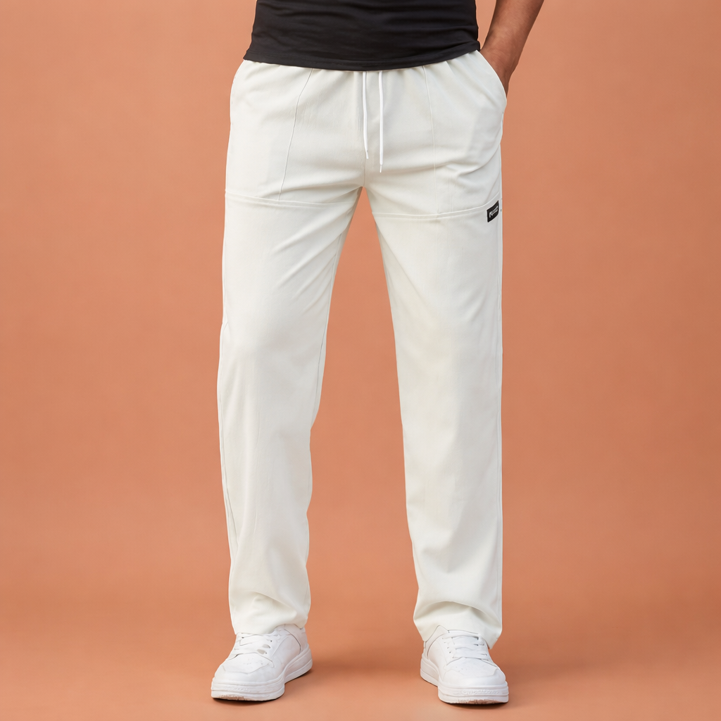 Dames broek in wit met minimalistisch design, zacht en comfortabel voor casual en stijlvolle outfits.