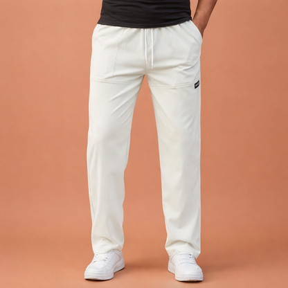 Dames broek in wit met minimalistisch design, zacht en comfortabel voor casual en stijlvolle outfits.