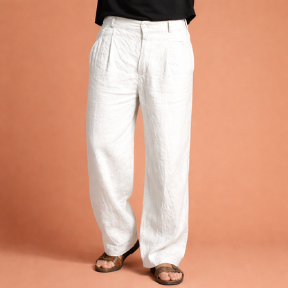 Dames broek in wit met minimalistisch design, zacht en comfortabel voor casual en stijlvolle outfits.