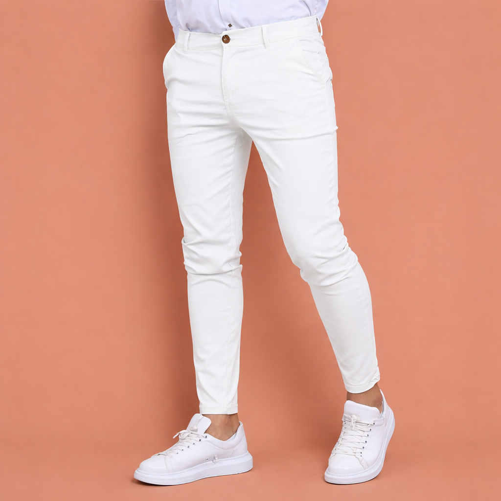 Heren chino broek in wit met minimalistisch design, zacht en comfortabel voor casual en stijlvolle outfits.