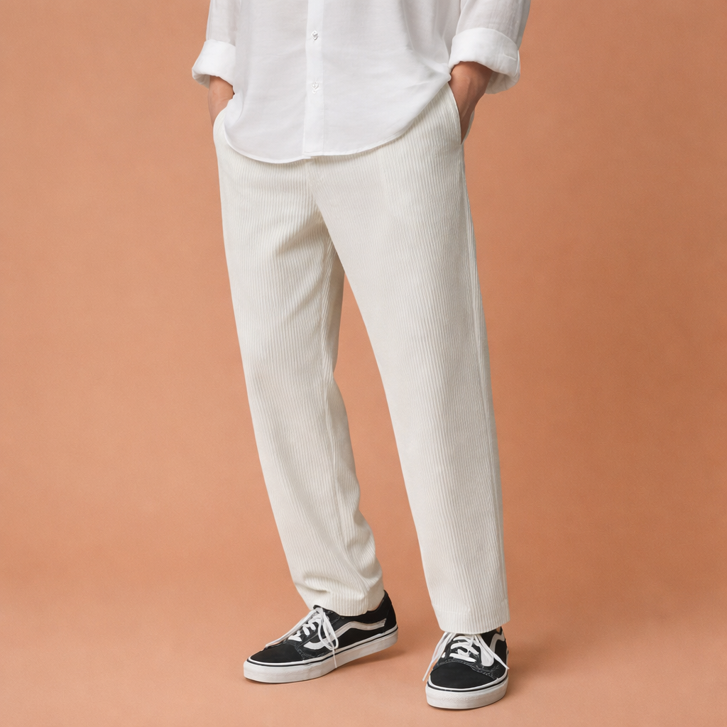 Heren corduroy broek in wit met minimalistisch design, zacht en comfortabel voor casual en stijlvolle outfits.
