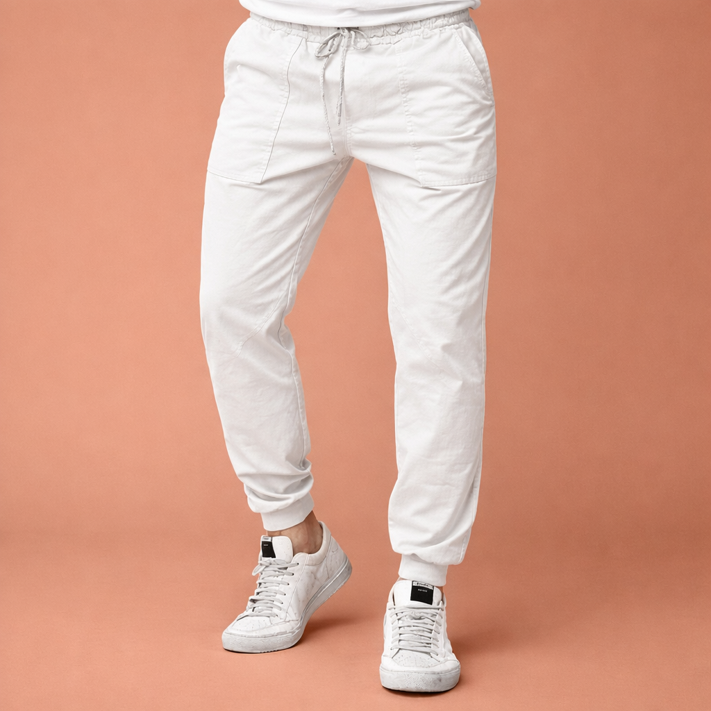Heren jogger broek in wit met minimalistisch design, zacht en comfortabel voor casual en stijlvolle outfits.