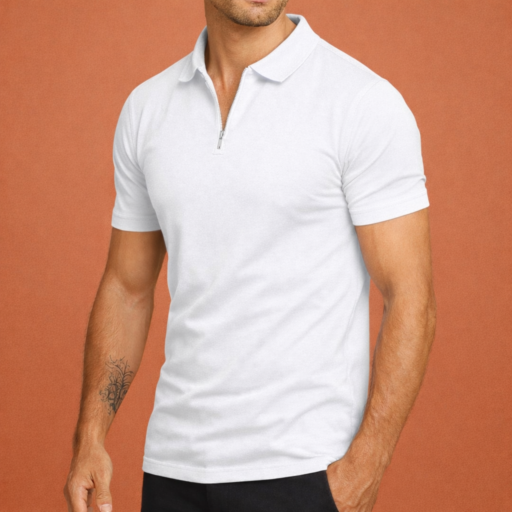 Heren polo in wit met minimalistisch design, zacht en comfortabel voor casual en stijlvolle outfits.