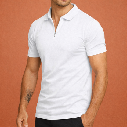 Heren polo in wit met minimalistisch design, zacht en comfortabel voor casual en stijlvolle outfits.