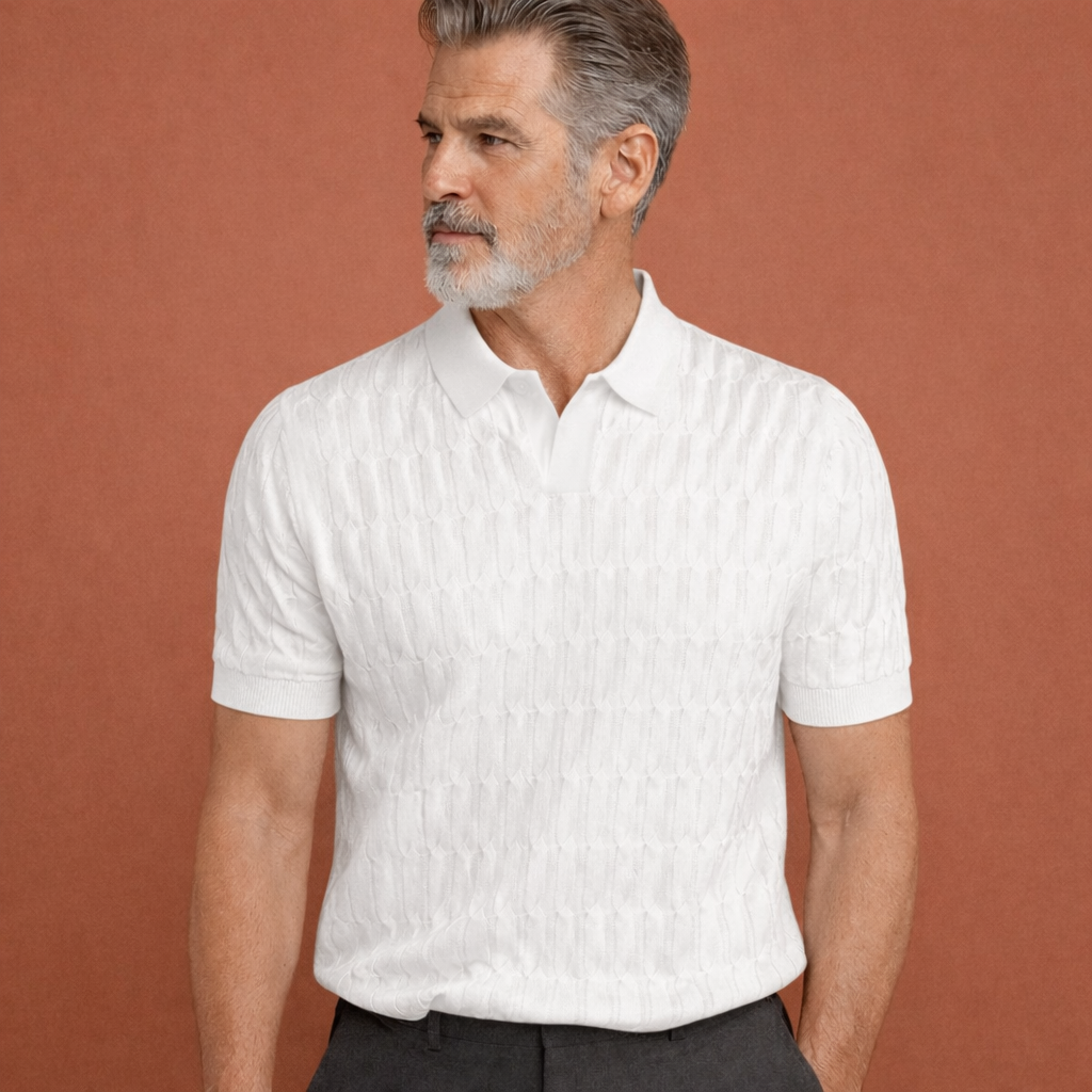 Heren polo in wit met minimalistisch design, zacht en comfortabel voor casual en stijlvolle outfits.