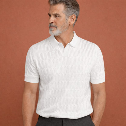 Heren polo in wit met minimalistisch design, zacht en comfortabel voor casual en stijlvolle outfits.