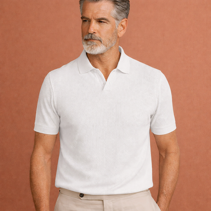 Heren polo in wit met minimalistisch design, zacht en comfortabel voor casual en stijlvolle outfits.