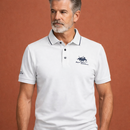 Heren polo in wit met minimalistisch design, zacht en comfortabel voor casual en stijlvolle outfits.