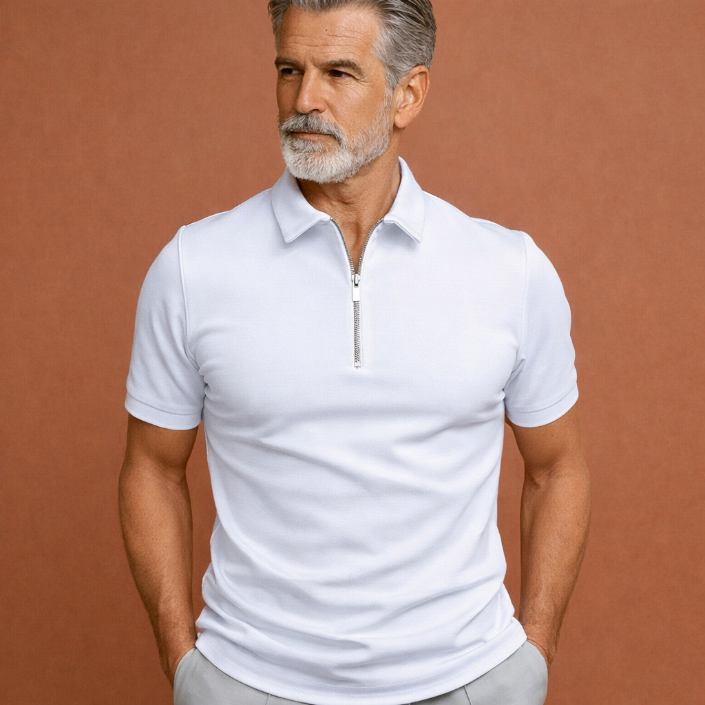 Heren polo in wit met minimalistisch design, zacht en comfortabel voor casual en stijlvolle outfits.