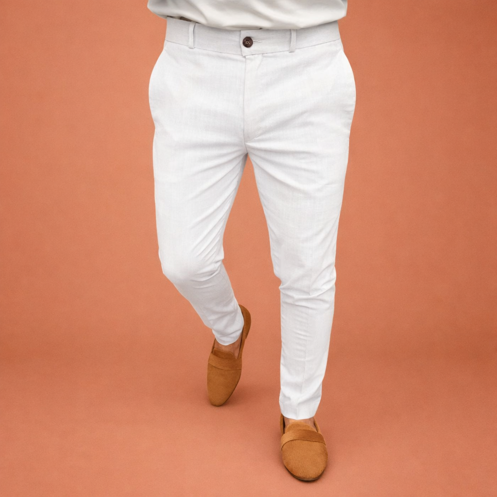 Heren broek in wit met minimalistisch design, zacht en comfortabel voor casual en stijlvolle outfits.