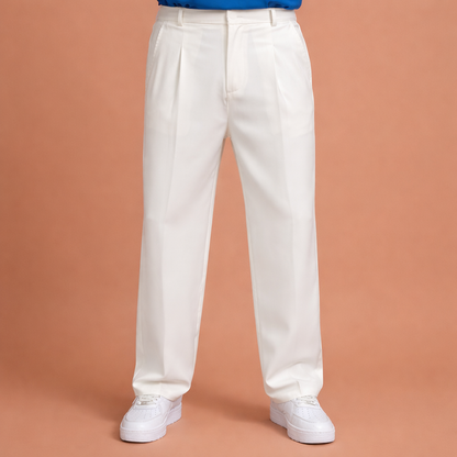 Heren broek in wit met minimalistisch design, zacht en comfortabel voor casual en stijlvolle outfits.
