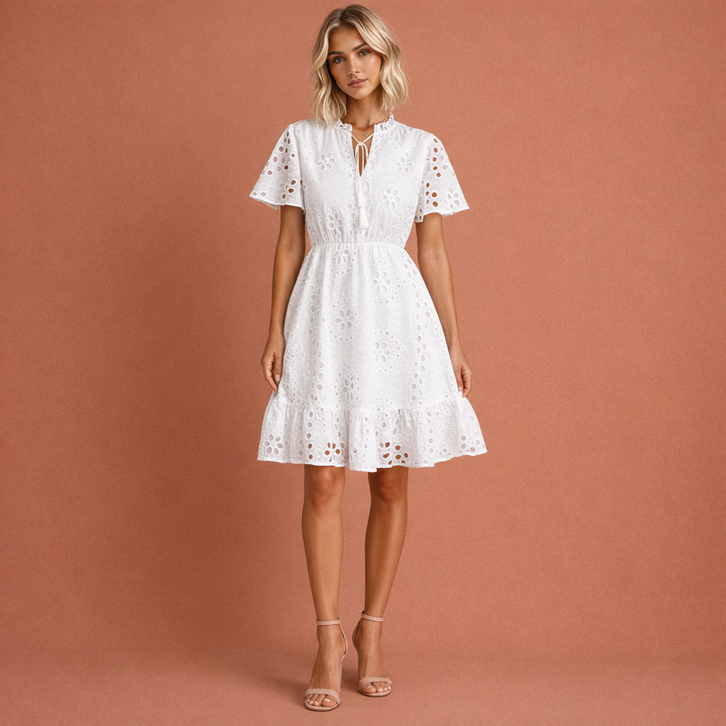 Witte luchtige mini jurk voor dames met boho details en korte mouwen, perfect voor zomerse en casual gelegenheden.