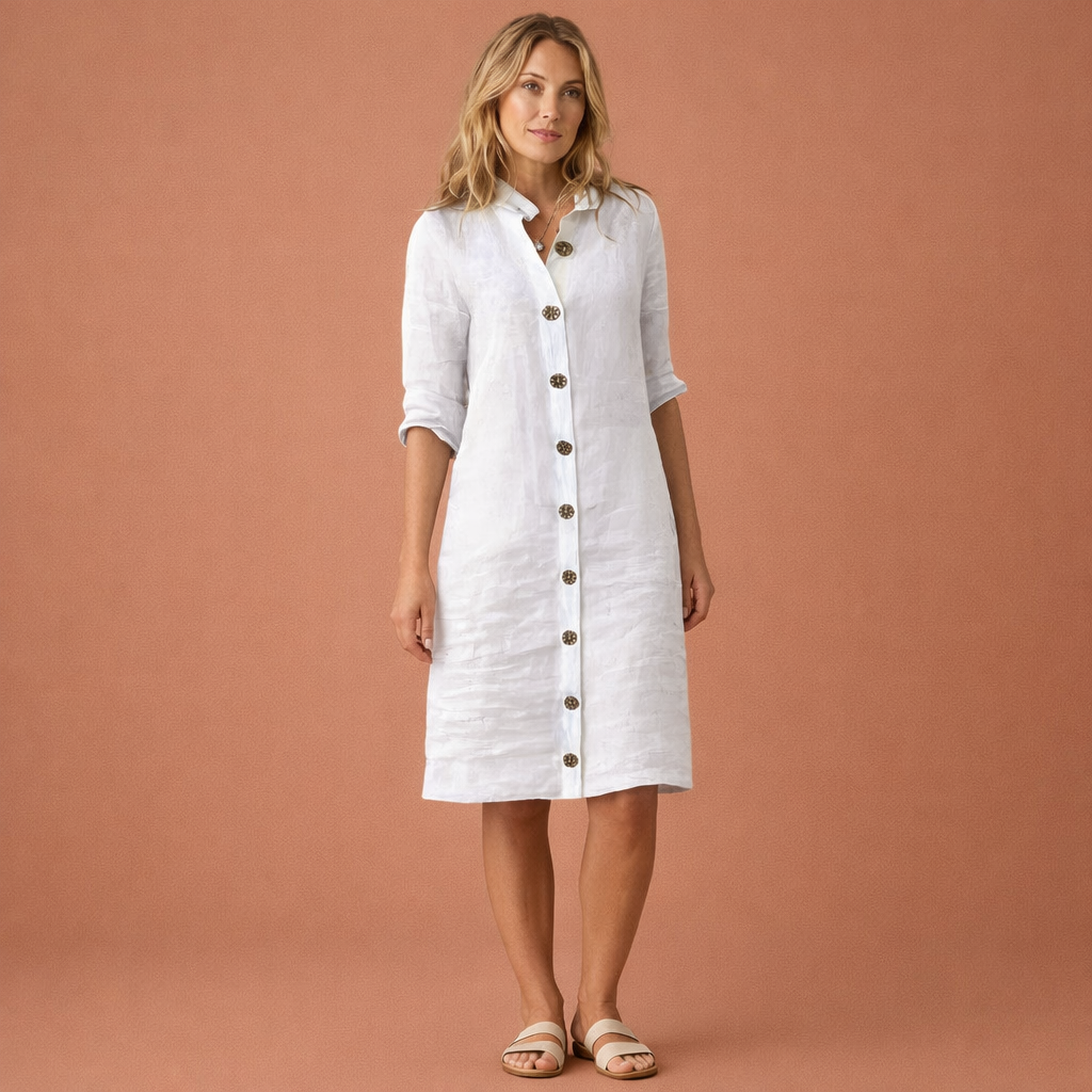 Dames midi overhemdjurk in wit met minimalistisch design, luchtig en comfortabel voor casual en stijlvolle outfits.