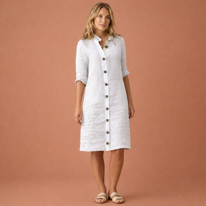 Dames midi overhemdjurk in wit met minimalistisch design, luchtig en comfortabel voor casual en stijlvolle outfits.