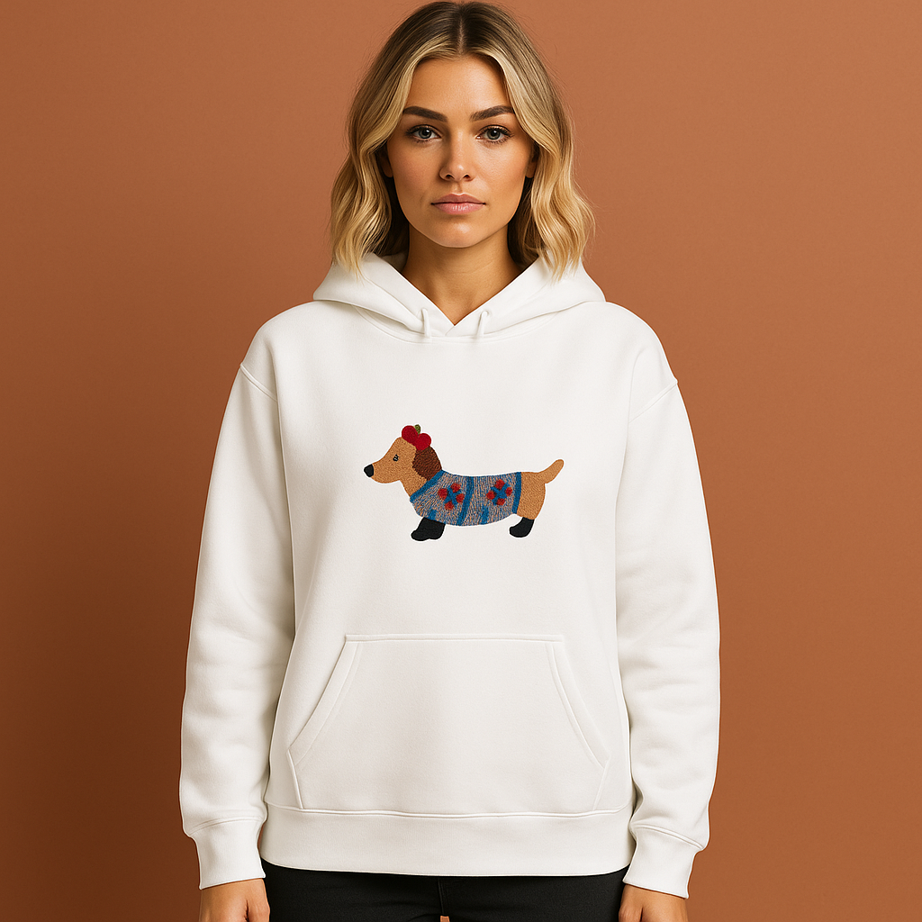 Witte oversized hoodie voor dames met geborduurde teckel en kangoeroezak, perfect voor casual en comfortabele outfits.