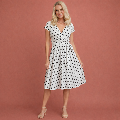 Dames polka dot jurk in wit met minimalistisch design, zacht en comfortabel voor casual en stijlvolle outfits.