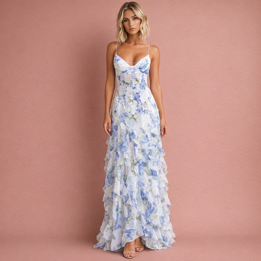 Witte romantische bloemen maxi-jurk voor dames met rimpeldetail, ideaal voor zomerse dagen en feestelijke gelegenheden.