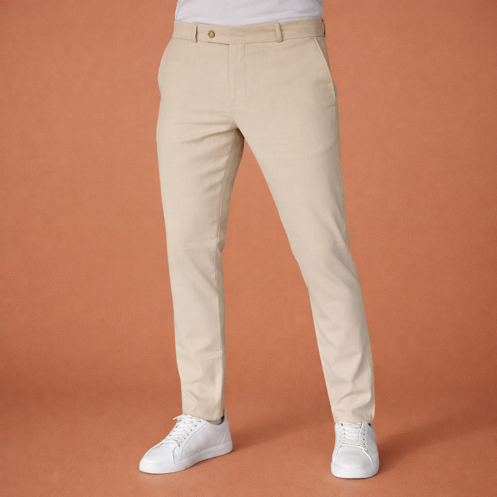 Heren broek in wit met minimalistisch design, zacht en comfortabel voor casual en stijlvolle outfits.