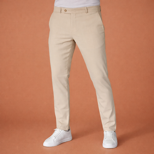 Heren broek in wit met minimalistisch design, zacht en comfortabel voor casual en stijlvolle outfits.