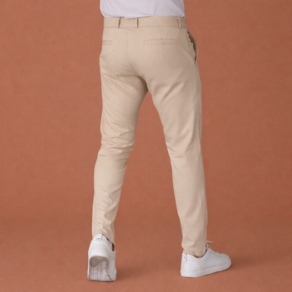 Heren broek in wit met minimalistisch design, zacht en comfortabel voor casual en stijlvolle outfits.