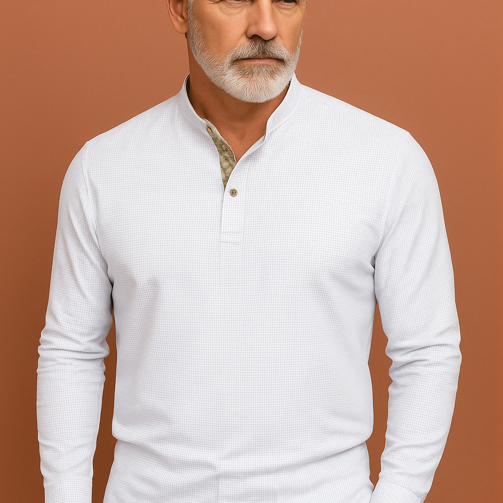 Witte heren longsleeve polo met moderne pasvorm en klassieke kraag, ideaal voor zowel casual als zakelijke outfits.
