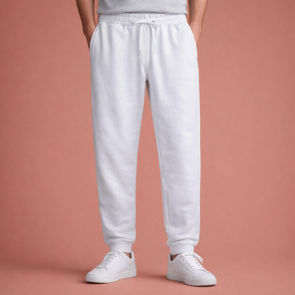 Dames joggingbroek in wit met minimalistisch design, zacht en comfortabel voor casual en stijlvolle outfits.