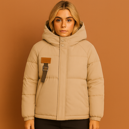 Oversized puffer jas voor dames in zandkleur met moderne en comfortabele uitstraling voor koude dagen.