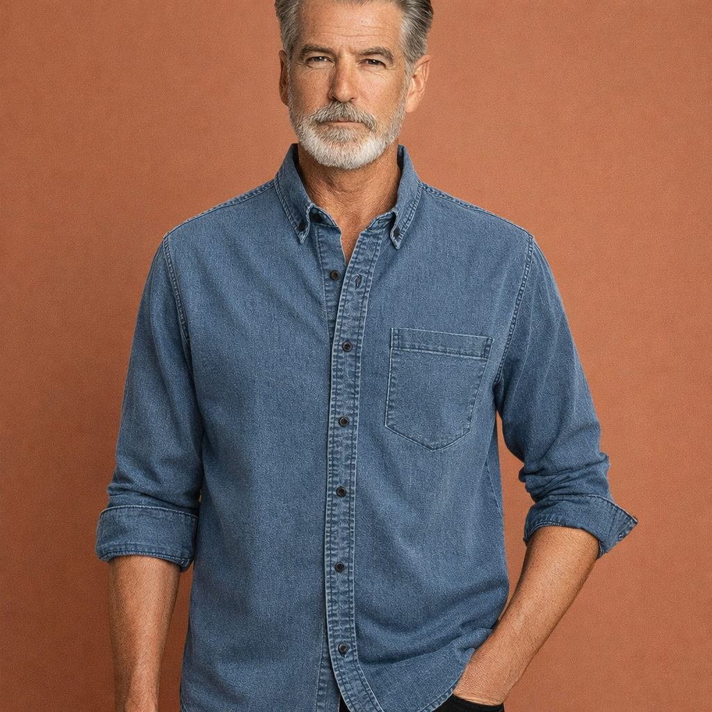Heren denim overhemd in zee-blauw met minimalistisch design, zacht en comfortabel voor casual en stijlvolle outfits.