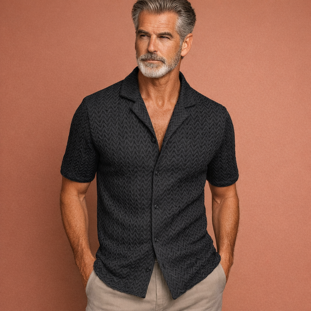 Dames gehaakt shirt in zwart met minimalistisch design, zacht en comfortabel voor casual en stijlvolle outfits.