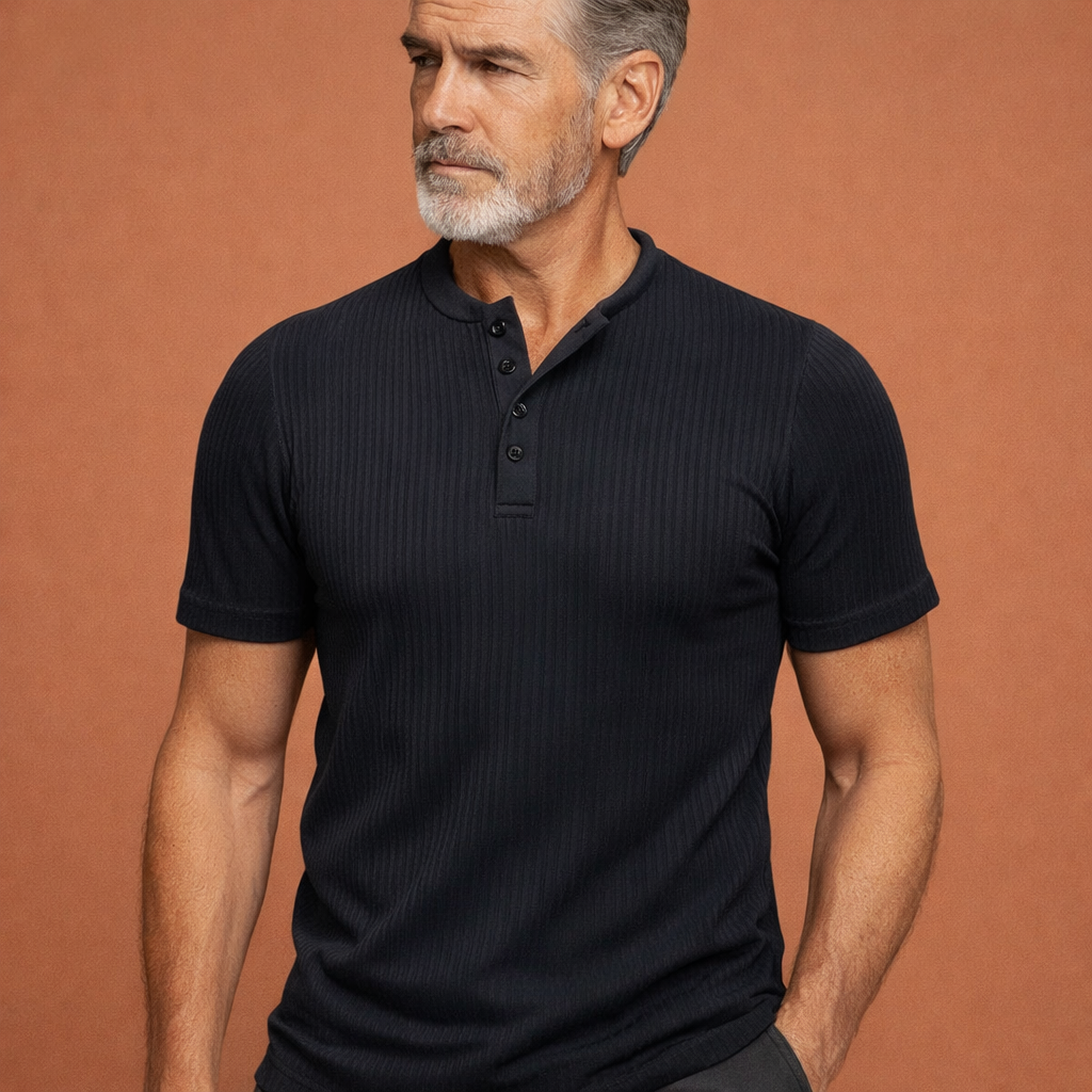 Henley T-shirt in zwart met minimalistisch design, zacht en comfortabel voor casual en stijlvolle outfits.
