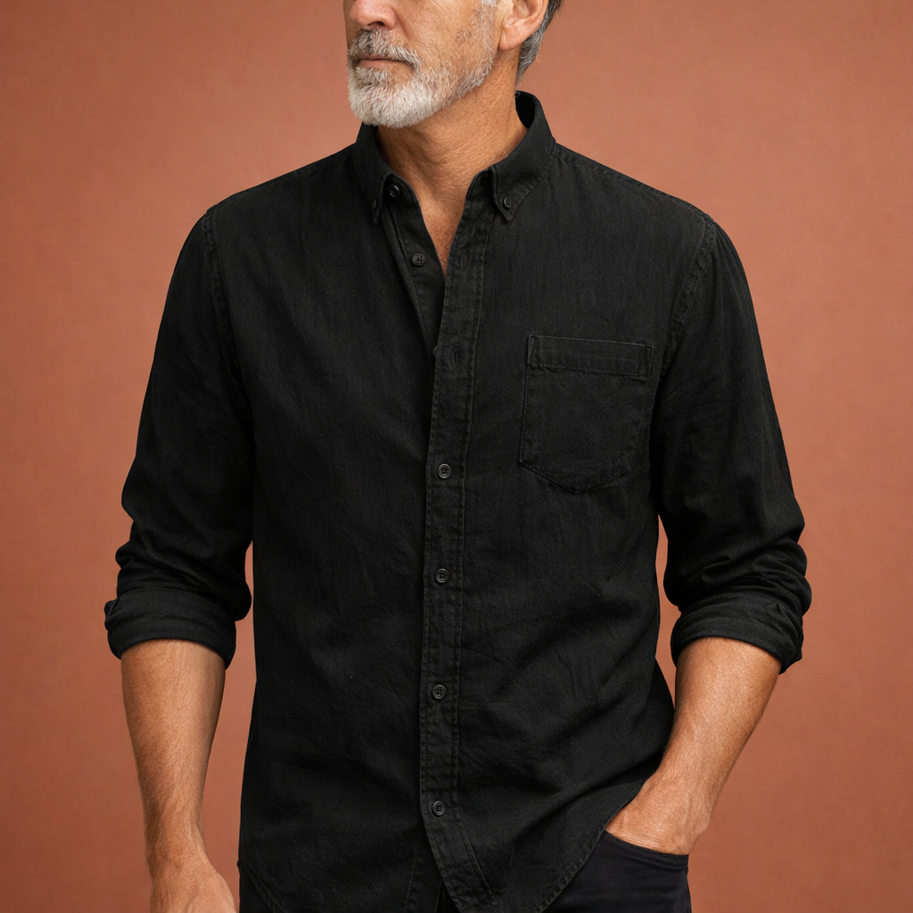 Heren denim overhemd in zwart met minimalistisch design, zacht en comfortabel voor casual en stijlvolle outfits.