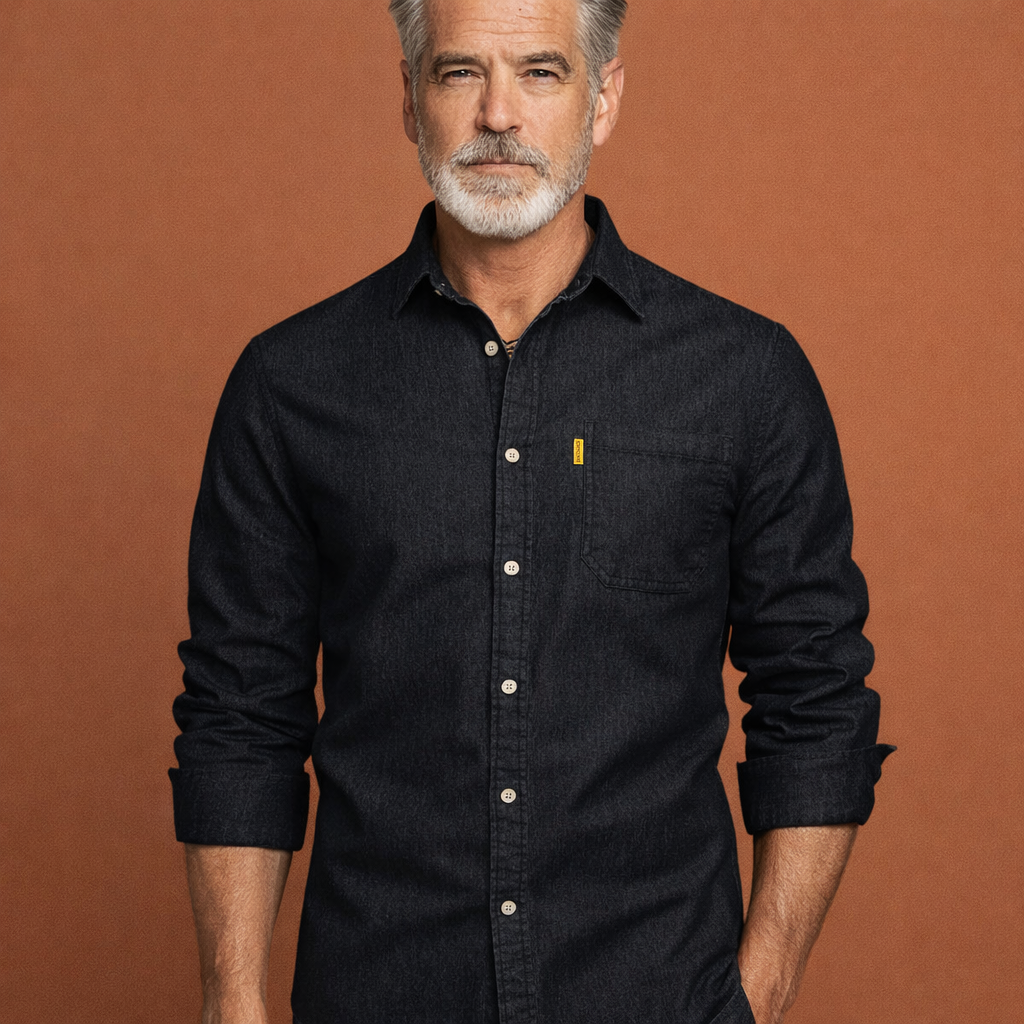 Heren denim overhemd in zwart met minimalistisch design, comfortabel en stijlvol voor casual en moderne outfits.