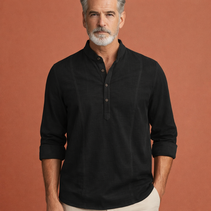 Heren langarmshirt in zwart met minimalistisch design, licht en comfortabel voor casual en stijlvolle zomeroutfits.