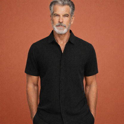 Heren linnen overhemd in zwart met minimalistisch design, zacht en comfortabel voor casual en stijlvolle outfits.