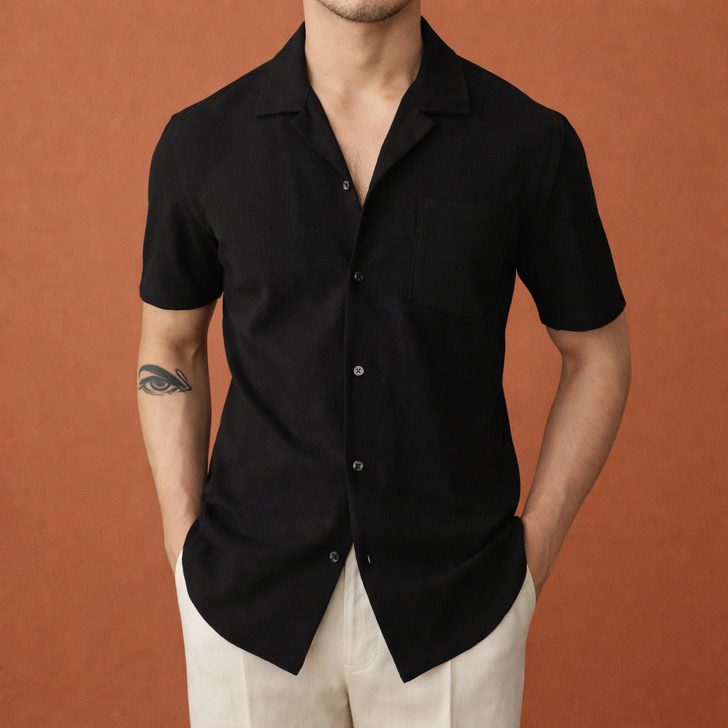 Heren overhemd in zwart met minimalistisch design, zacht en comfortabel voor casual en stijlvolle outfits.