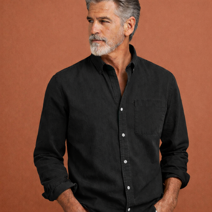 Heren overhemd in zwart met minimalistisch design, zacht en comfortabel voor casual en stijlvolle outfits.