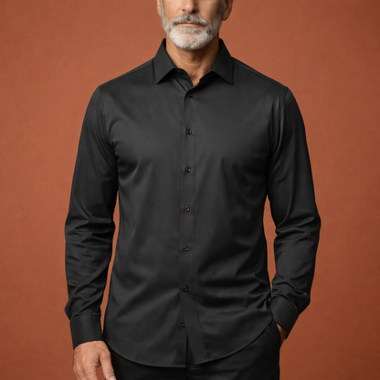 Heren overhemd in zwart met minimalistisch design, zacht en comfortabel voor casual en stijlvolle outfits.