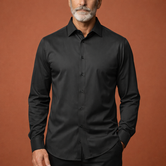 Heren overhemd in zwart met minimalistisch design, zacht en comfortabel voor casual en stijlvolle outfits.