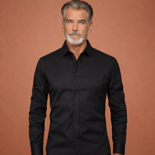 Heren overhemd in zwart met minimalistisch design, zacht en comfortabel voor casual en stijlvolle outfits.