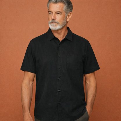 Heren zomershirt in zwart met minimalistisch design, zacht en comfortabel voor casual en stijlvolle outfits.