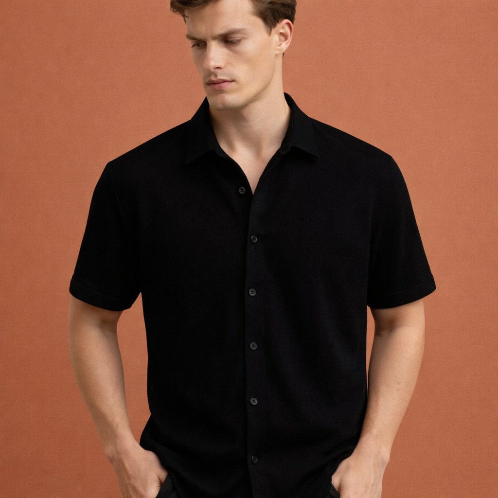 Dames overhemd in zwart met minimalistisch design, zacht en comfortabel voor casual en stijlvolle outfits.